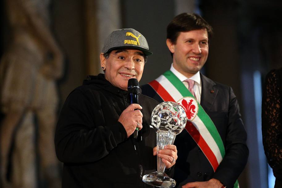 Maradona con il sindaco di Firenze, Dario Nardella. Getty